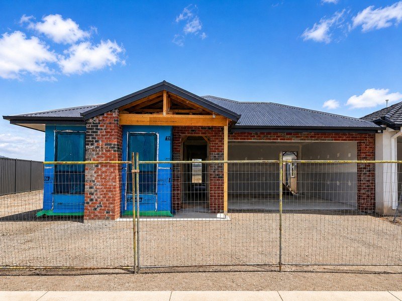 14 Duke Drive, Strathtulloh VIC